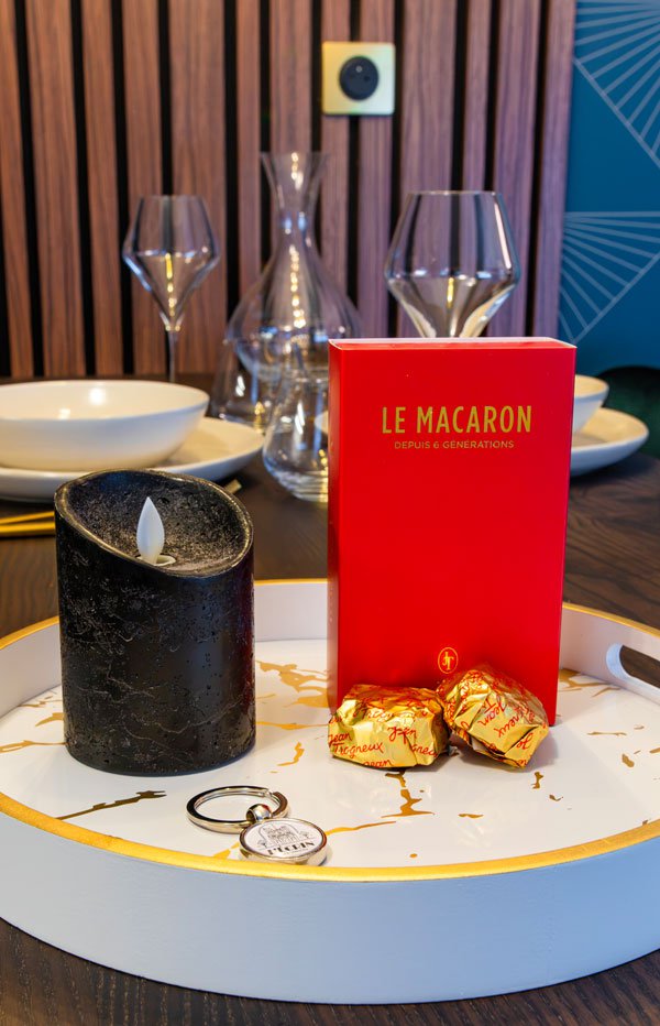 Cadeau de bienvenue gastronomique macaron d'Amiens table art déco prestige