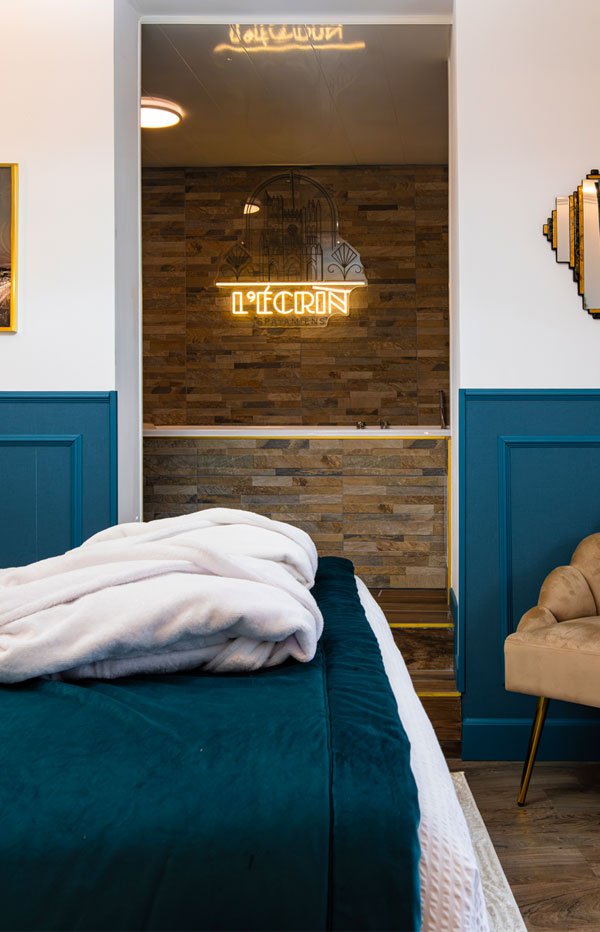 Chambre Art Déco avec spa privatif à Amiens - L'Ecrin