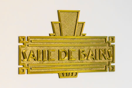 Détail plaque laiton salle de bains