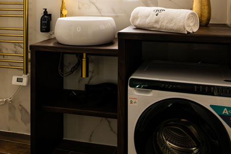 Salle de bains équipée lave linge, sèche cheveux